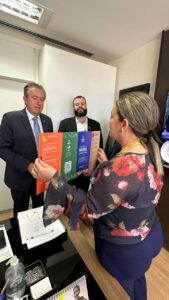 Luciano Ducci recebe publicação sobre proteção de dados pessoais na saúde digital